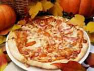 Pizza jesienna z karmelizowaną dynią i wędzonym boczkiem