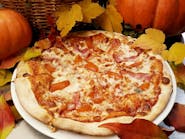 Pizza jesienna z karmelizowaną dynią i wędzonym boczkiem