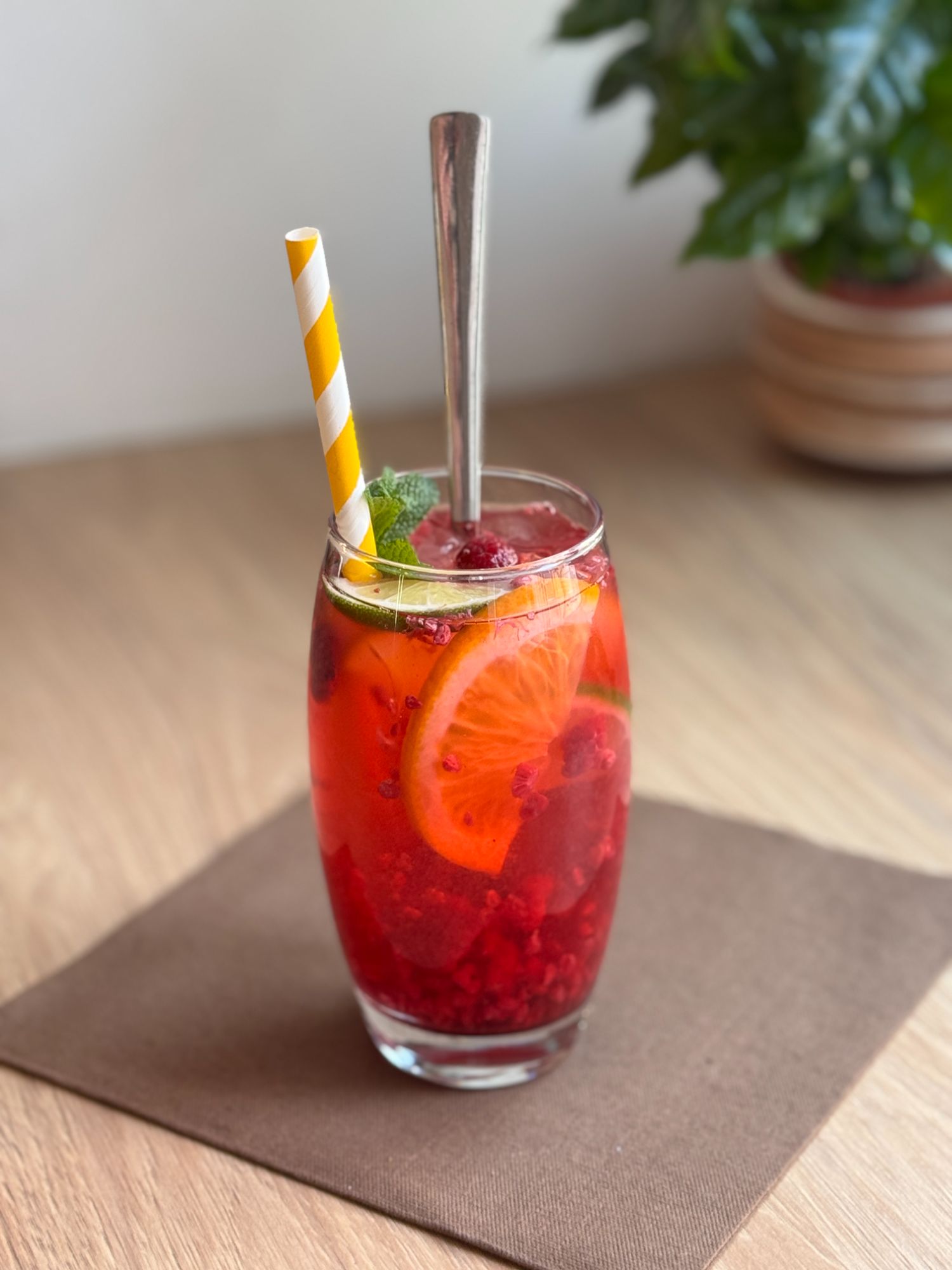 Malina-mäta (sóda alebo voda, sirup, citrónová šťava, ľad, ovocie, bylinky) 450 ml