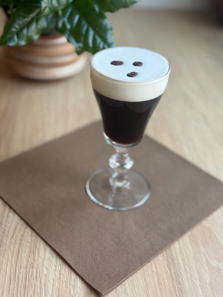 Írska káva - espresso, whiskey Jameson 20 ml; sirup, smotana (7) Príchute: korenistá, škorica-kurkuma, perník-škorica
