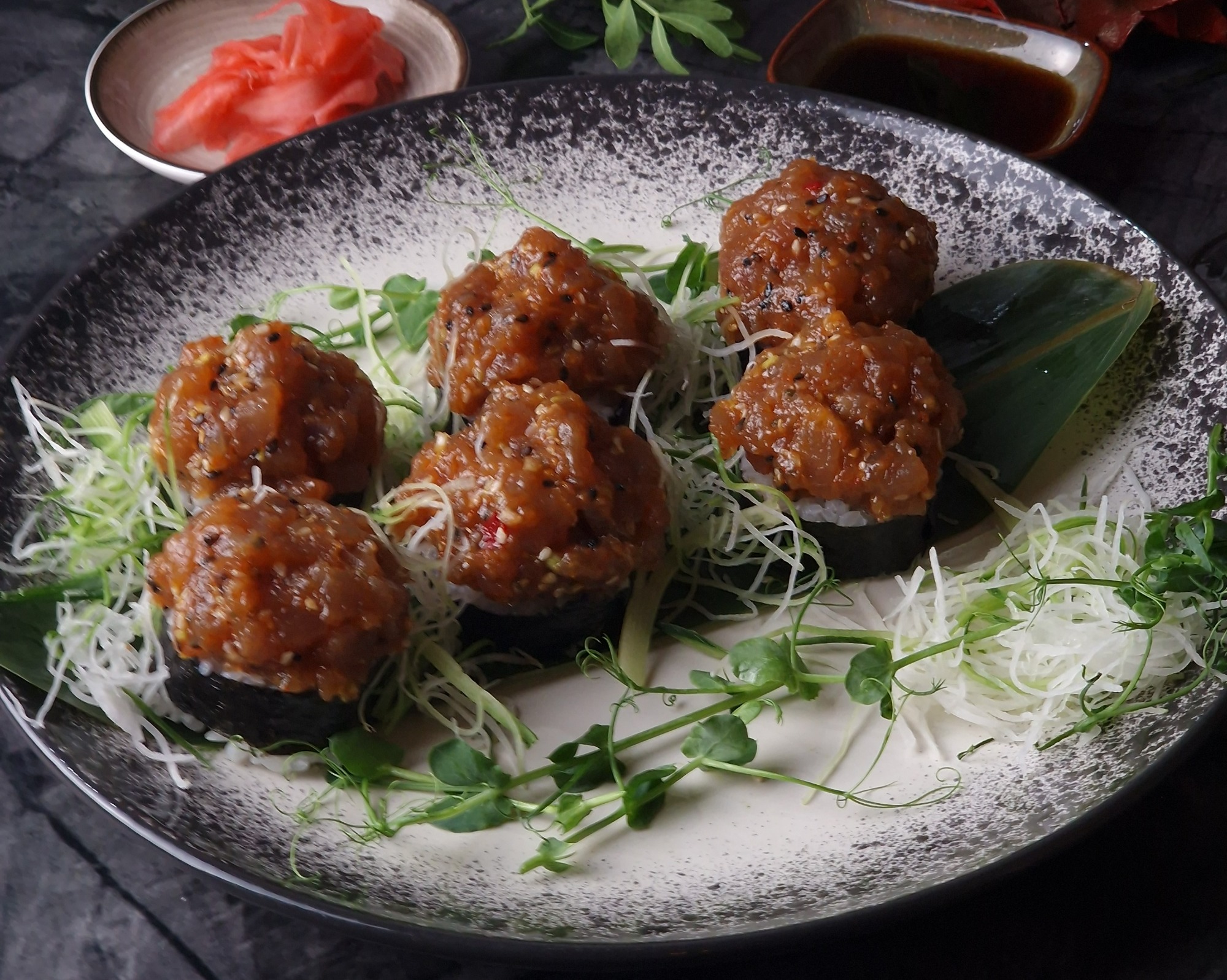 Futomaki z tatarem z Tuńczykiem 6 szt.