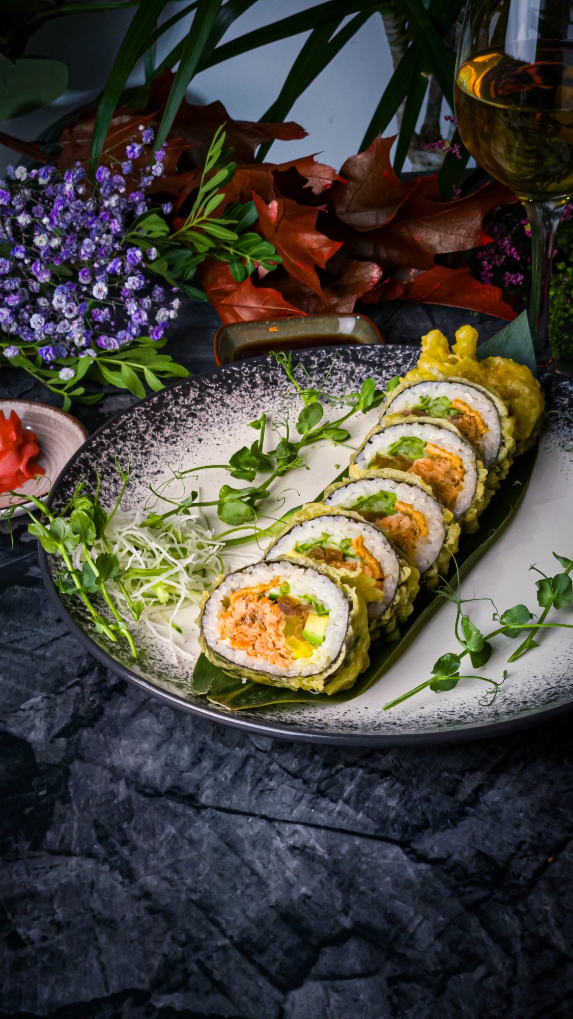 Futomaki z Grillowanym łososiem w tempurze 6 szt.