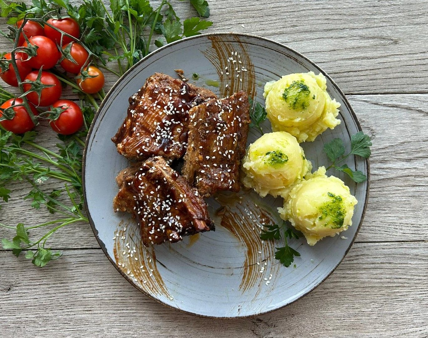 zestaw na talerzu żeberka pieczone