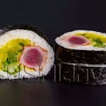 Futomak z opalanym tuńczykiem w tougarashi 