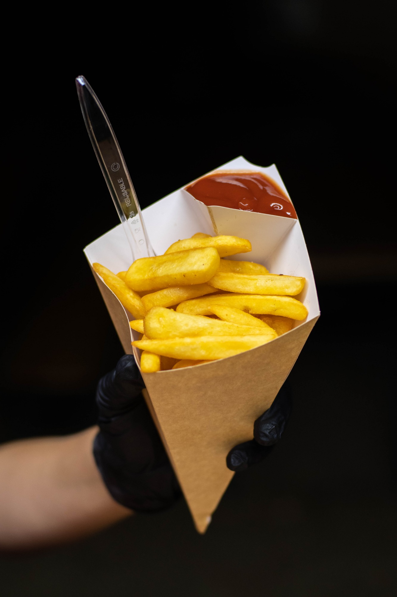 4. Frytki Średnie 300g + 1 sos