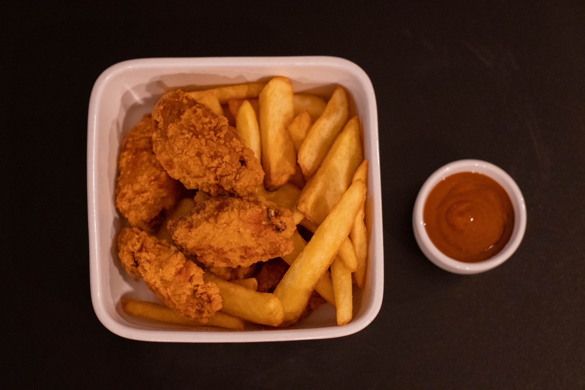 2. Skrzydełka 5 szt. z frytkami 200g + 1 sos