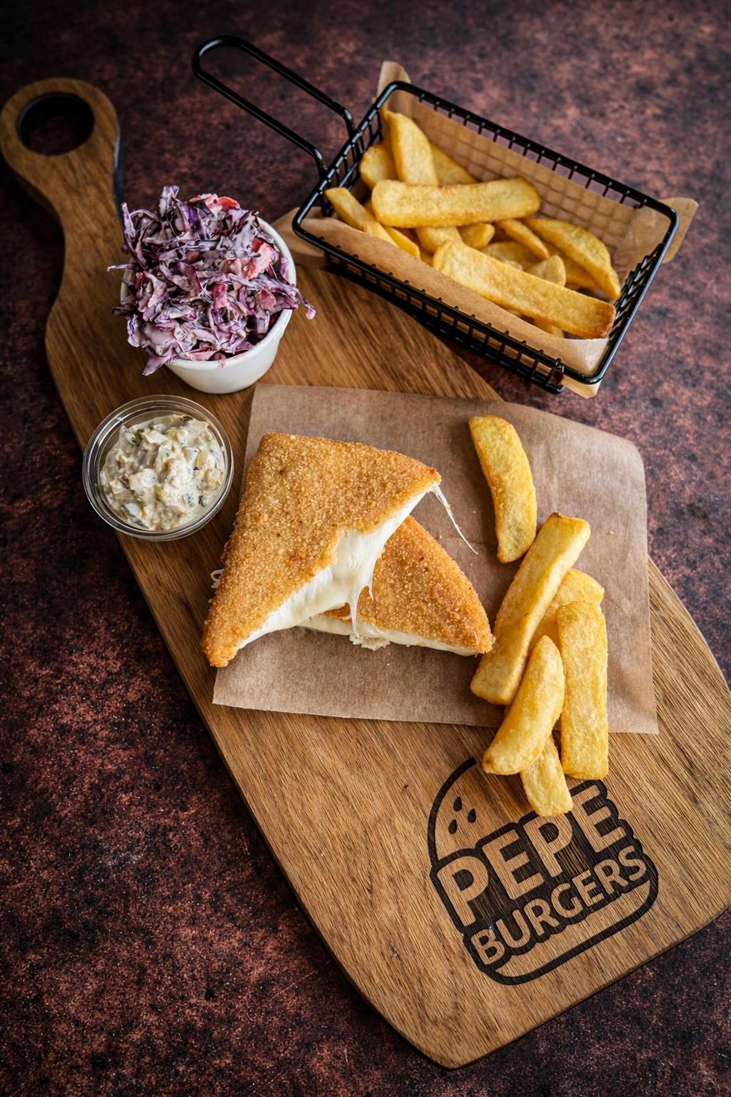 Smażony ser z frytkami i dodatkami