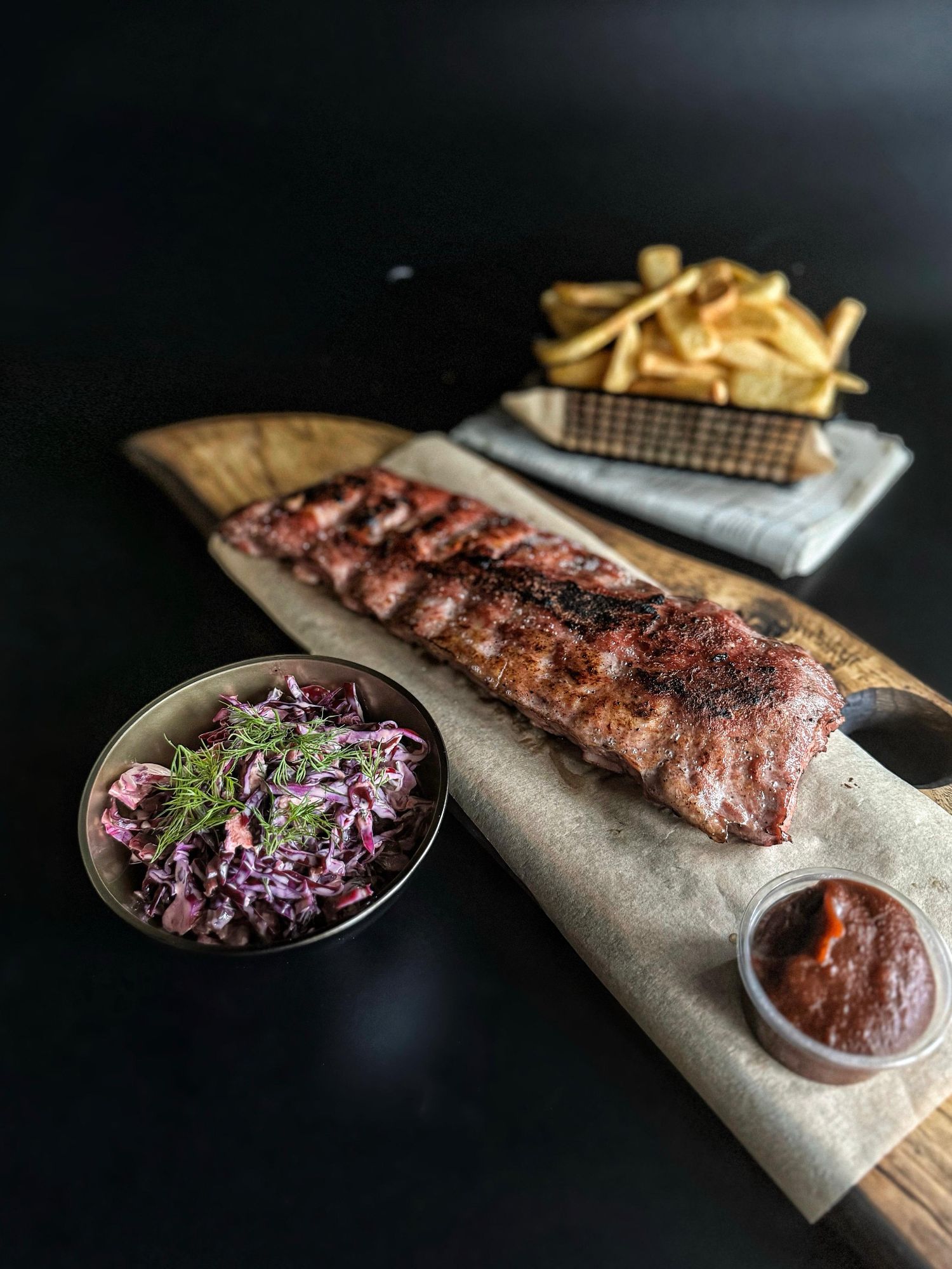 Żeberka wieprzowe z coleslaw i frytkami