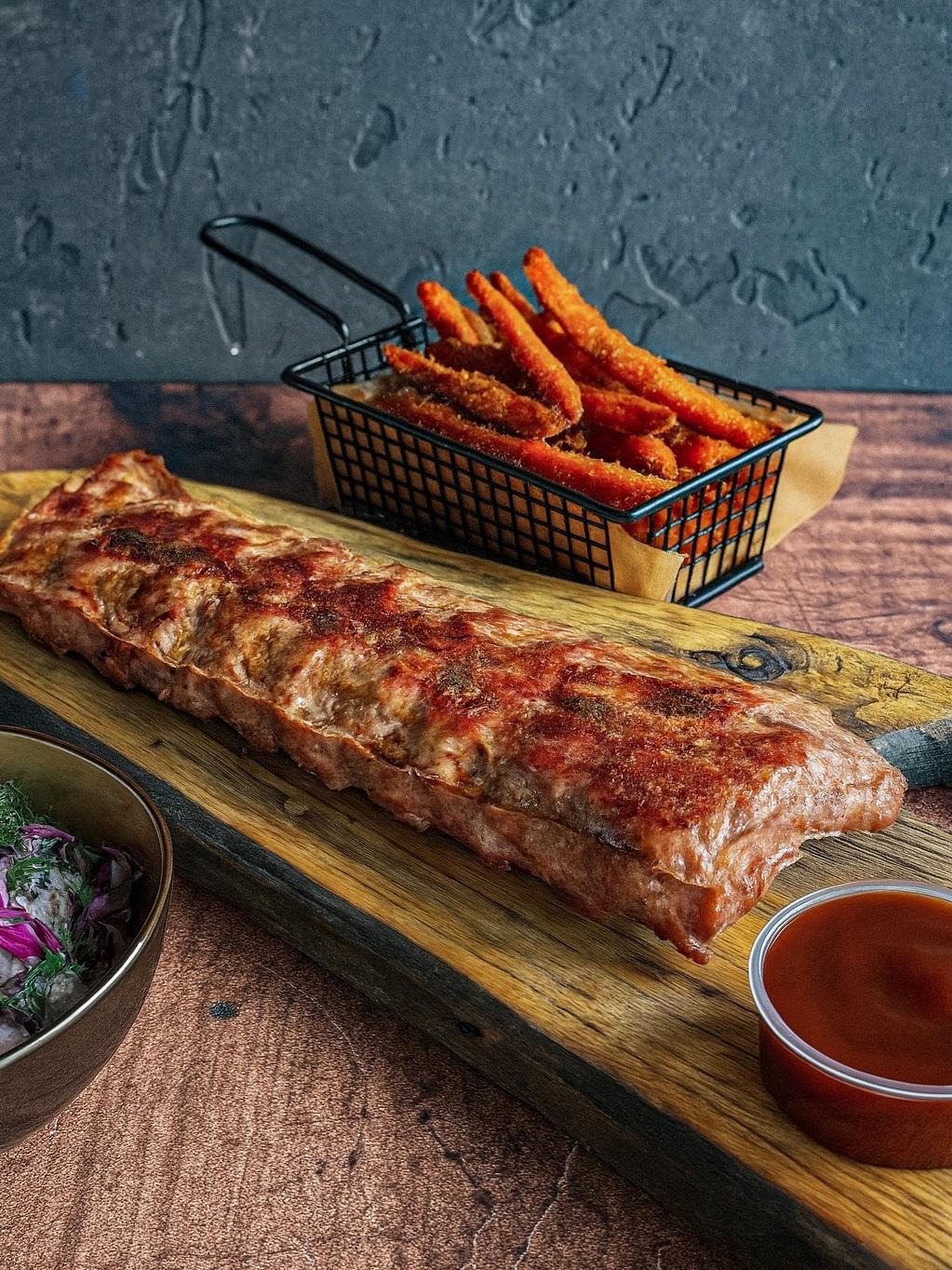 Żeberka wieprzowe 1 szt. z batatami