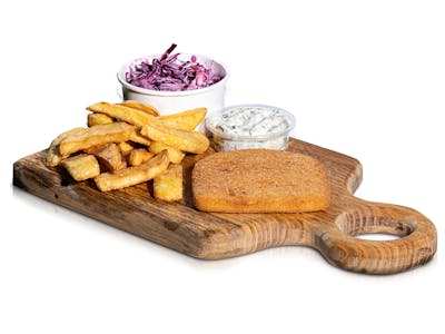 Smażony ser z frytkami i dodatkami