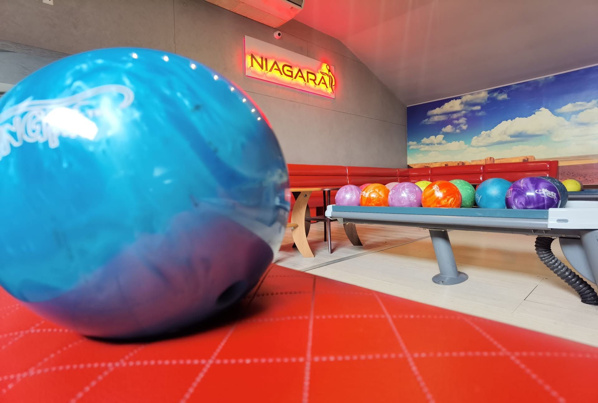 Kolorowe kule do kręgli w bowlingu Niagara, z widocznym logo i ładnym tłem.