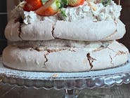 Orzechowy tort bezowy z kremem Oreo, domową konfiturą z wiśni i świeżymi truskawkami, cena za tort  120 zł ok 1,5 kg tort dla 12 osób 