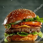 Menu Beef Burger Black Angus servit cu cartofi prajiti si sosul casei 180/200/80g