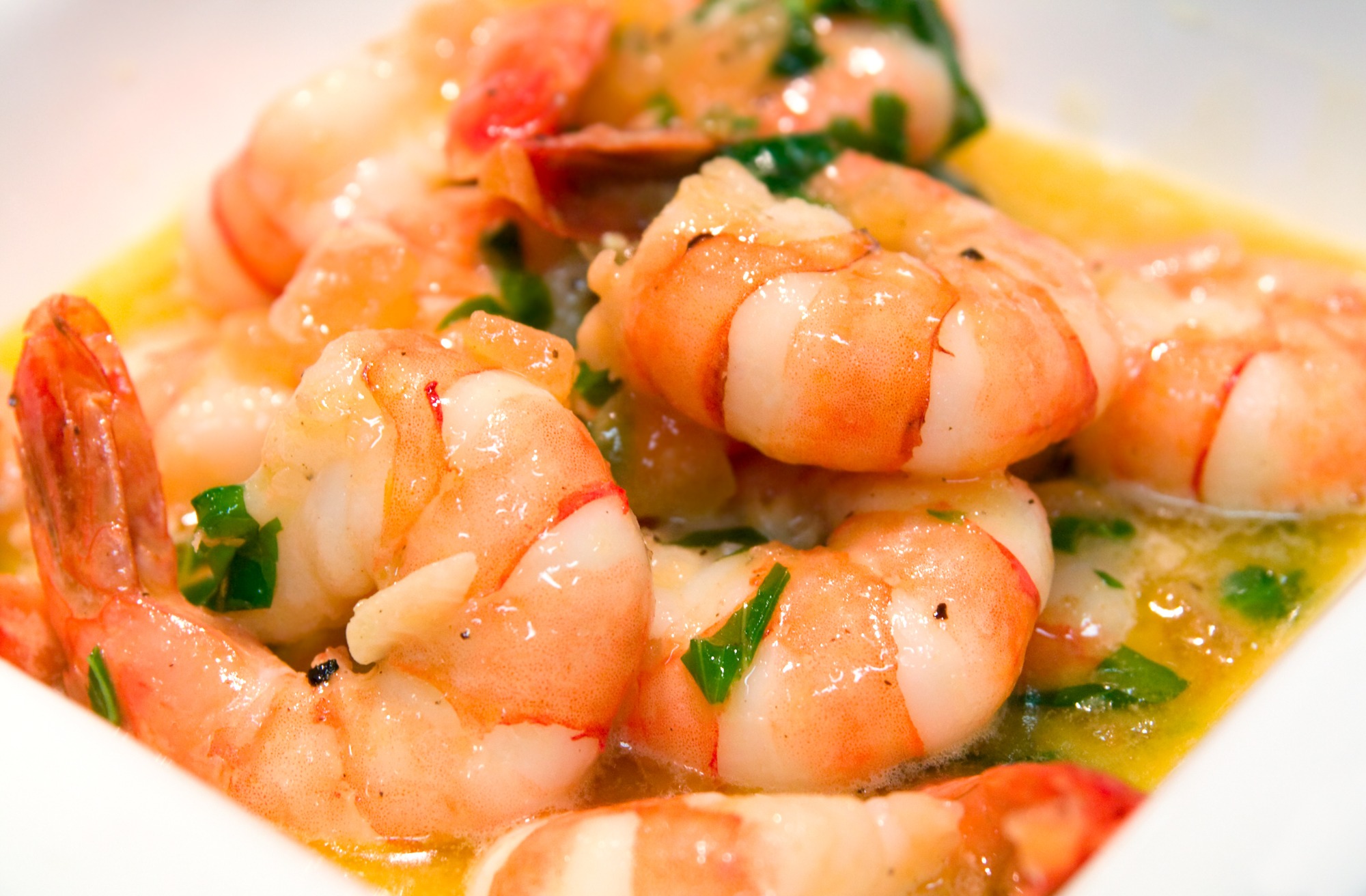 Krewetki z patelni na maśle, czosnku i pietruszce