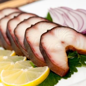 Węgorz wędzony podawany na ciepło