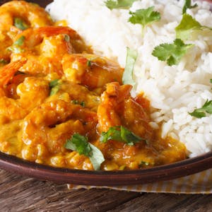 Krewetki w curry z ryżem