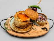 Ciorbă de fasole cu costiță în pâine și salată de ceapă roșie