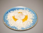 Mămăliguță cu ou, brânză și smântână