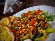 Sałata z grillowanym kurczakiem i warzywami 350g