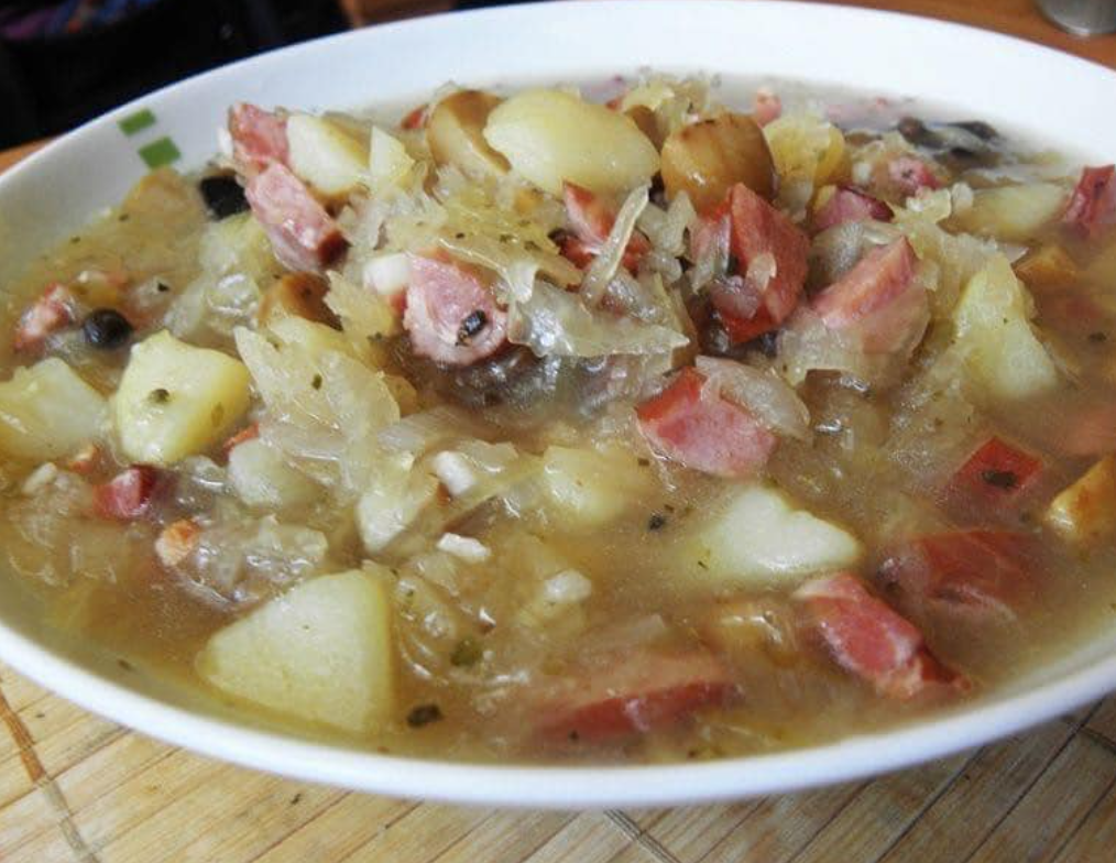 Kwaśnica z mięsem wędzonym i ziemniakami 