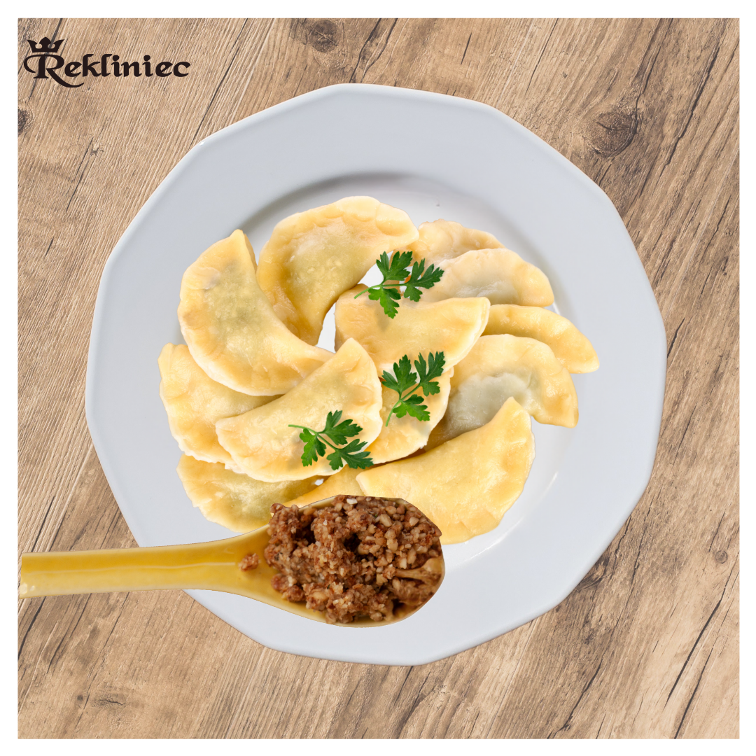 Pierogi z mięsem polane skwarkami 