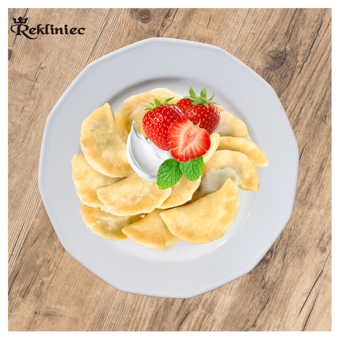 Pierogi z truskawkami ze śmietaną 