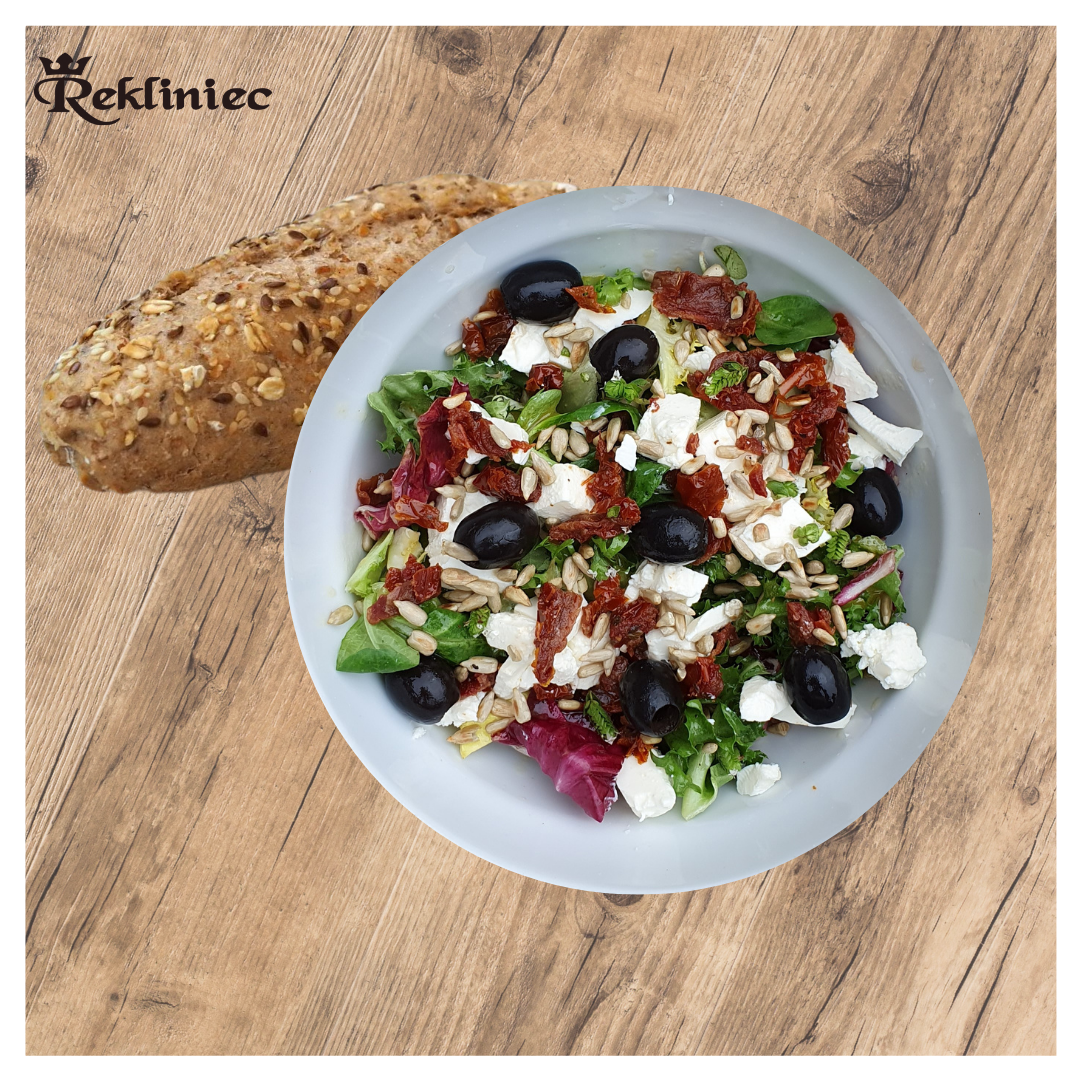 SAŁATKA Z SUSZONYMI POMIDORAMI I FETĄ..