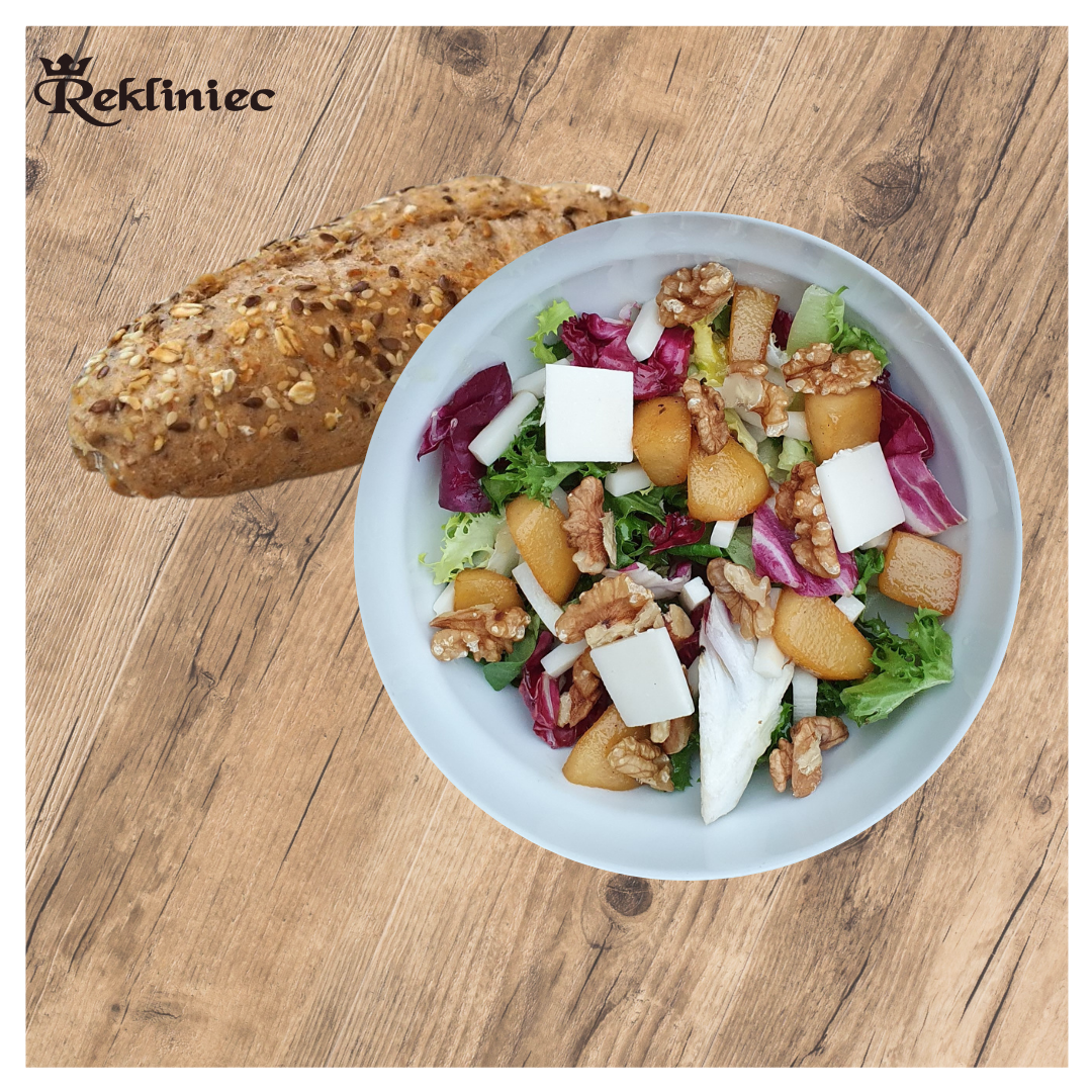 SAŁATKA Z KOZIM SEREM I GRUSZKĄ KARMELIZOWANĄ..