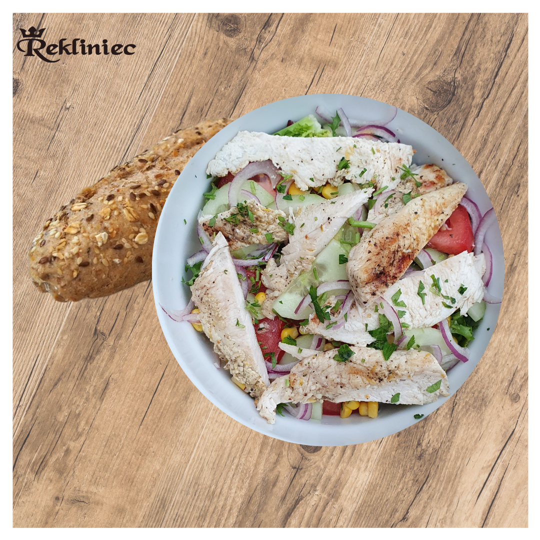 SAŁATKA Z  GRILOWANYM KURCZAKIEM..