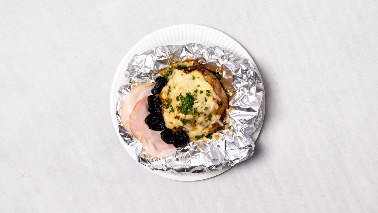 Pieczony ziemniak z szynką