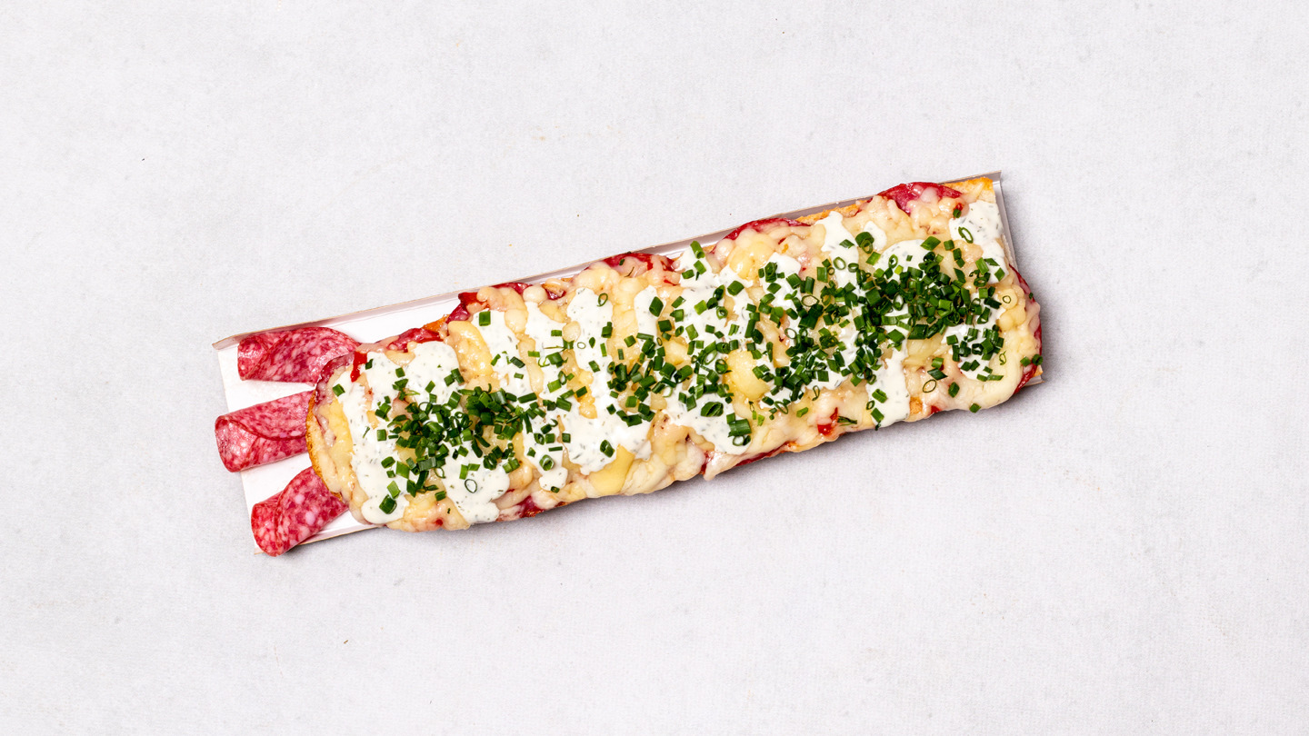 Zapiekanka M ok. 25cm z salami