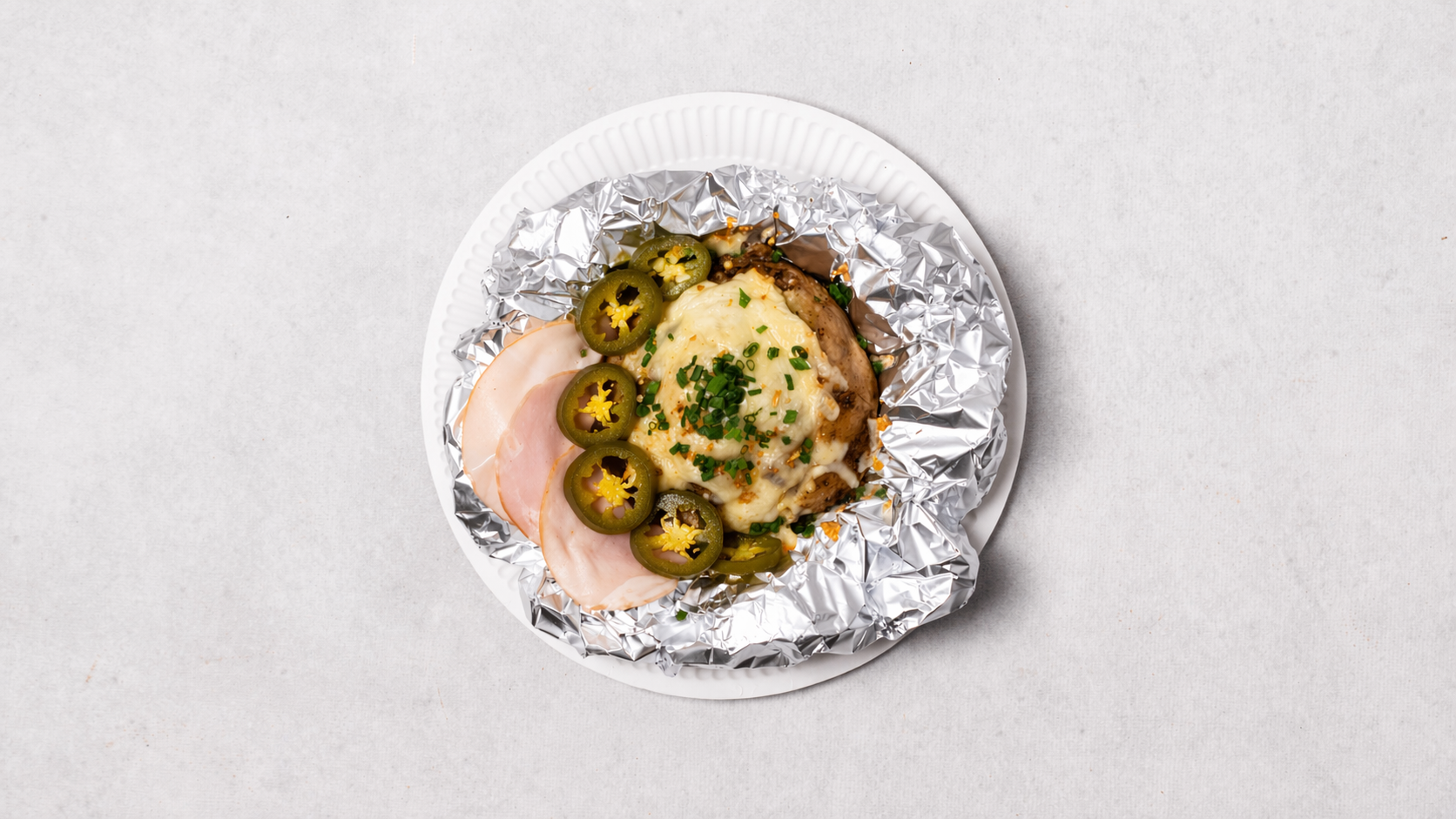 Pieczony ziemniak na ostro z szynką