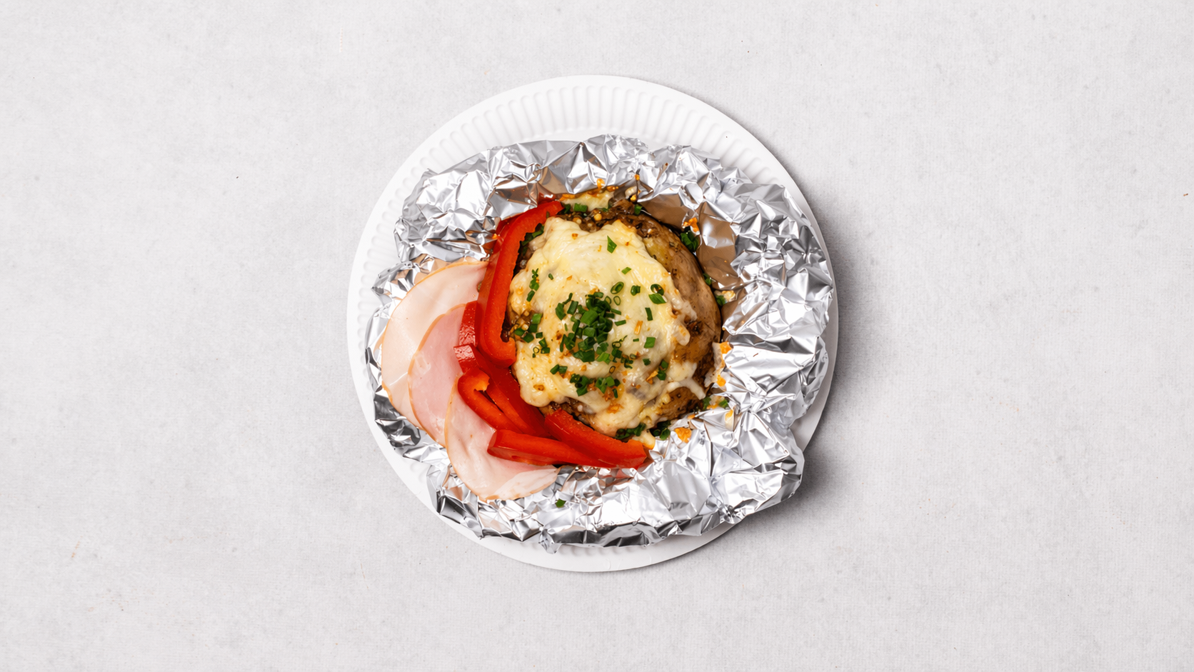 Pieczony ziemniak z szynką