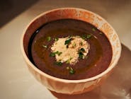 Zupa krem z czarnej fasoli dekorowana farofą (przyprawioną i prażoną skrobią z manioku)
