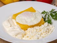 Mămăliguță cu brânză, smântână și ou