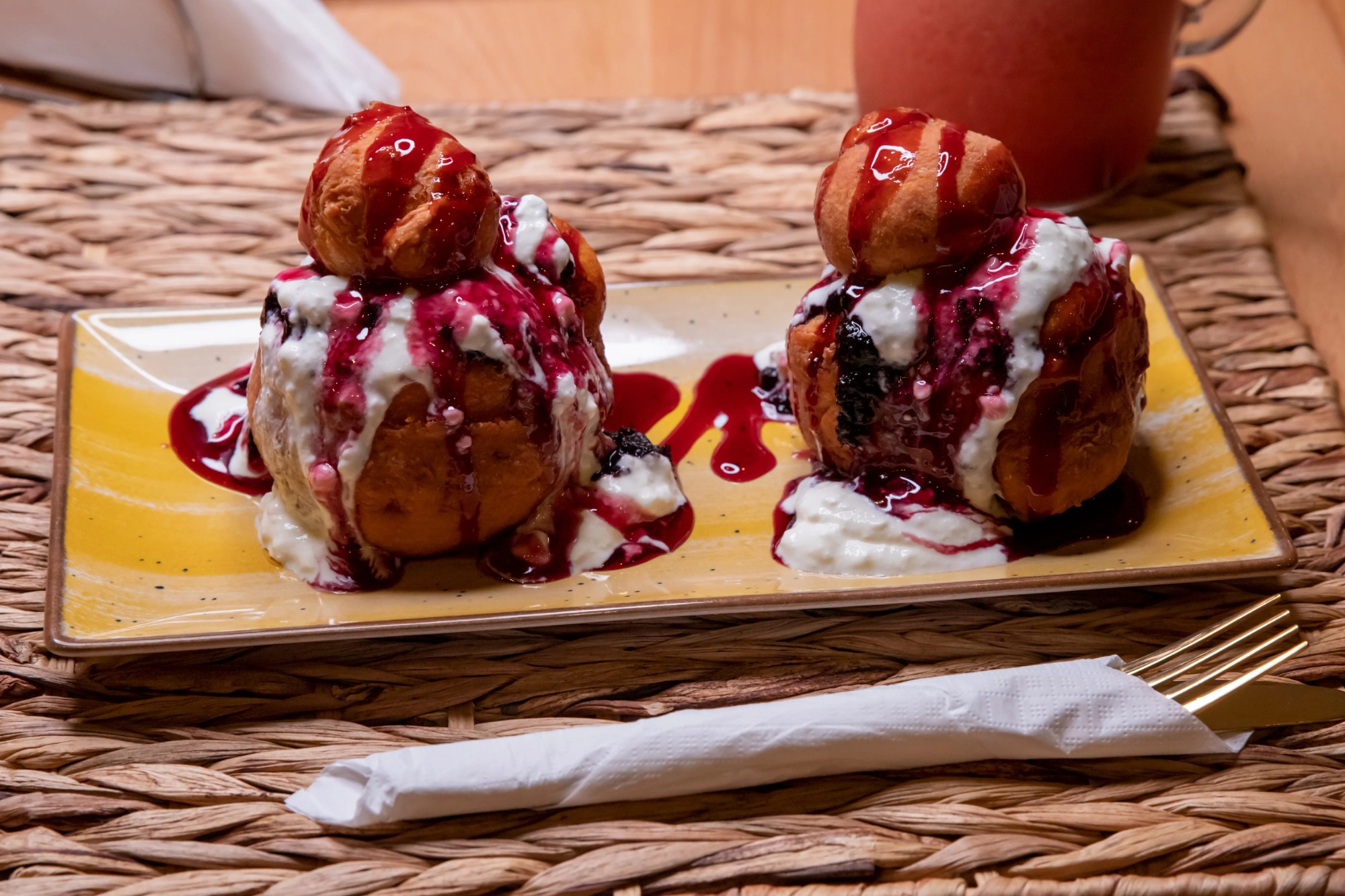 Papanași cu gem de afine și smântână