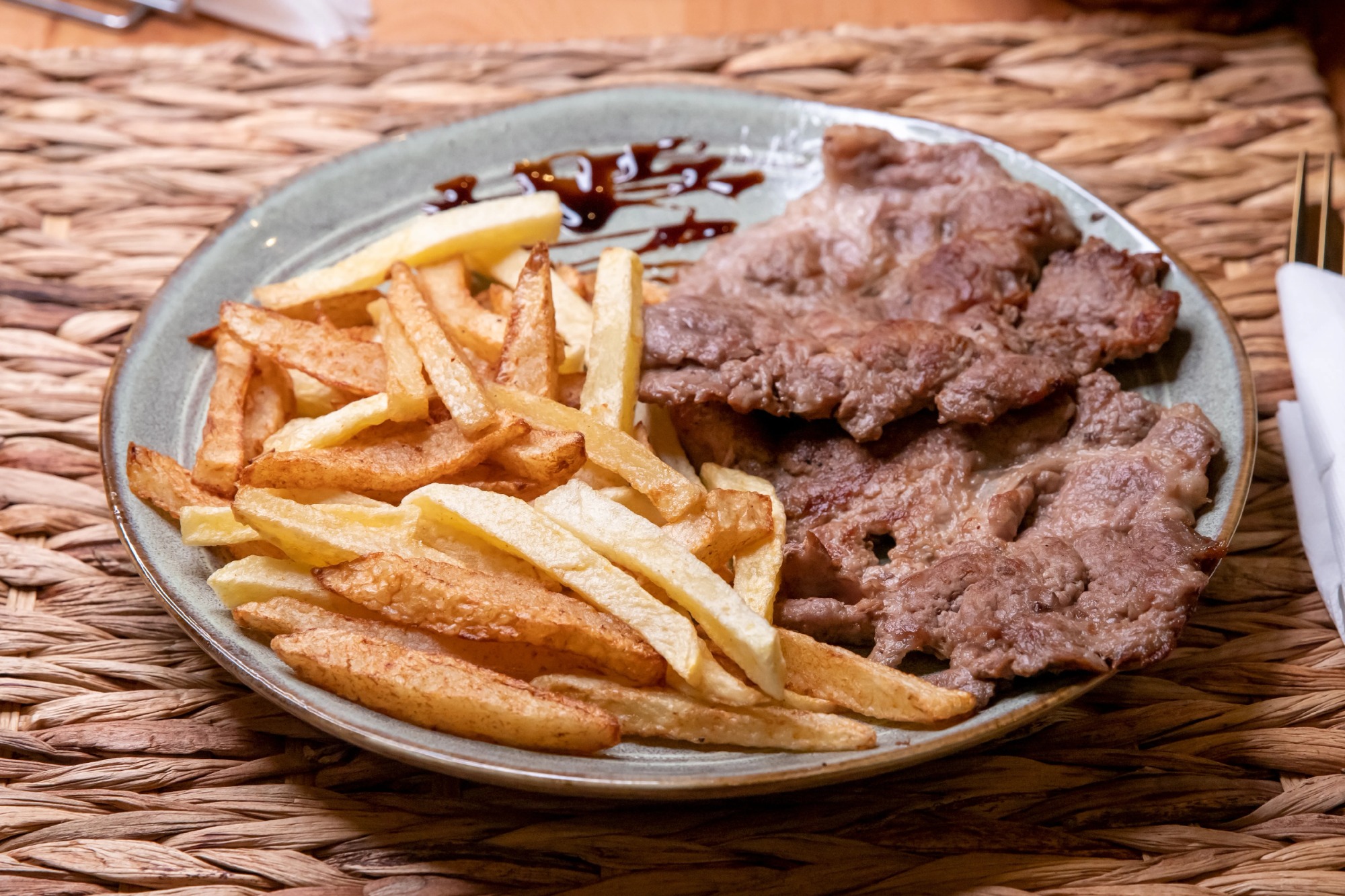 Ceafă de porc la grătar cu cartofi prăjiți