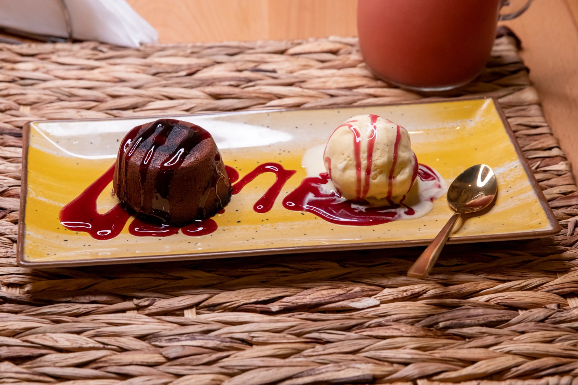 Lava cake cu înghețată de vanilie