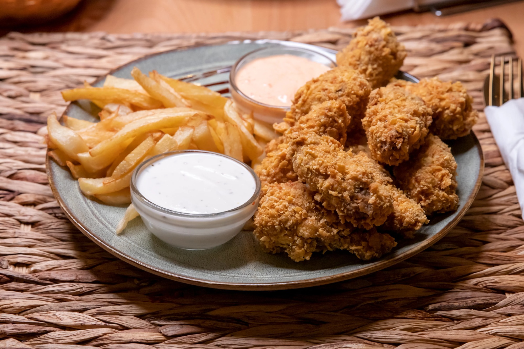 Aripioare Mon Ami cu cartofi prăjiți