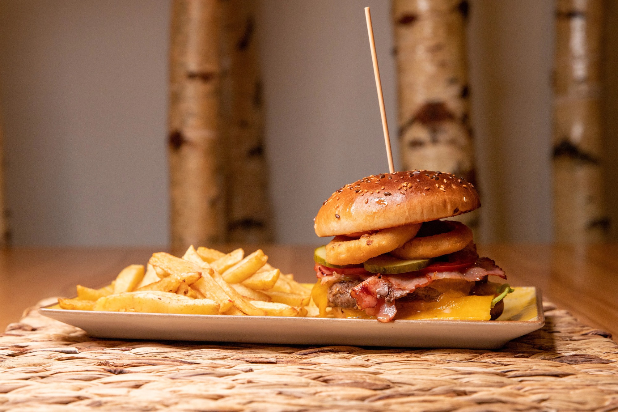 Burger Mon Ami cu cartofi prăjiți