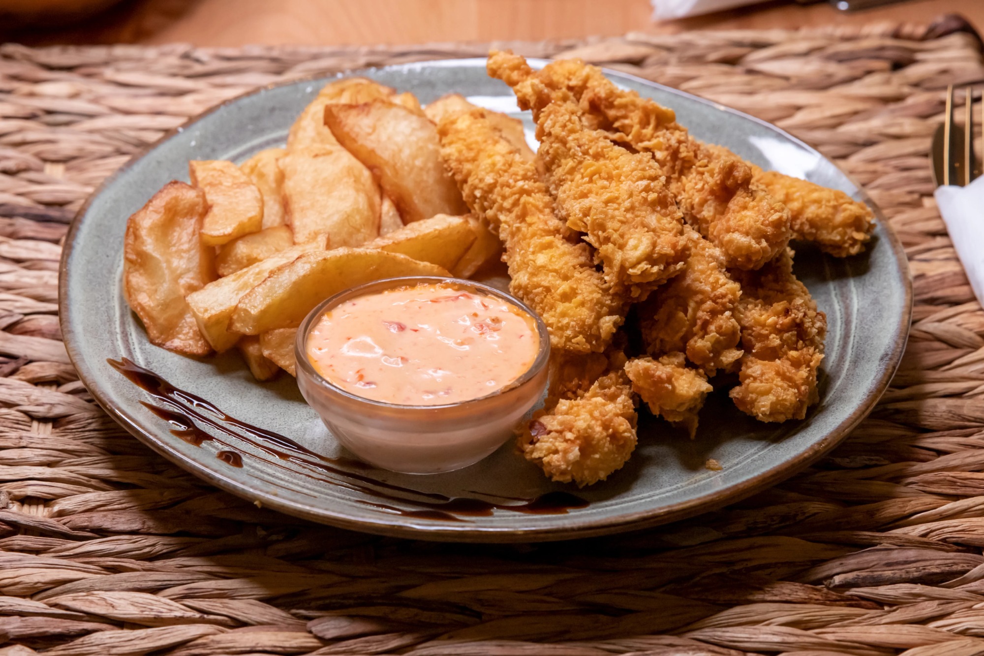 Crispy de pui cu cartofi prăjiți