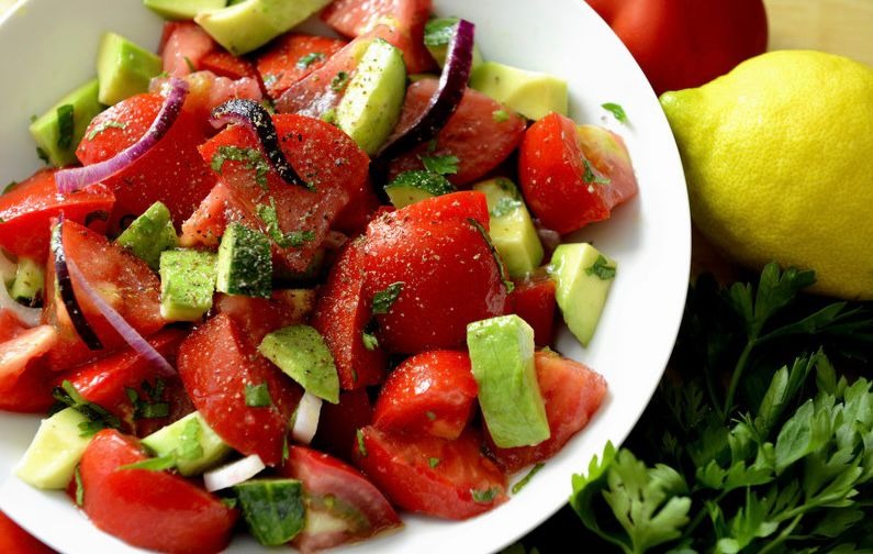 SALATA ROSII SI CASTRAVETI