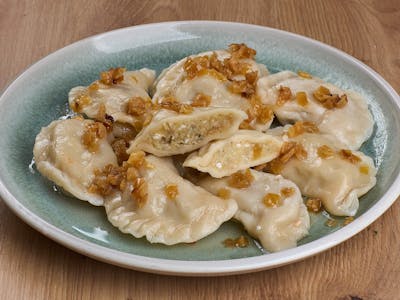 Pierogi ruskie – tradycyjne pierogi z ziemniakami i twarogiem