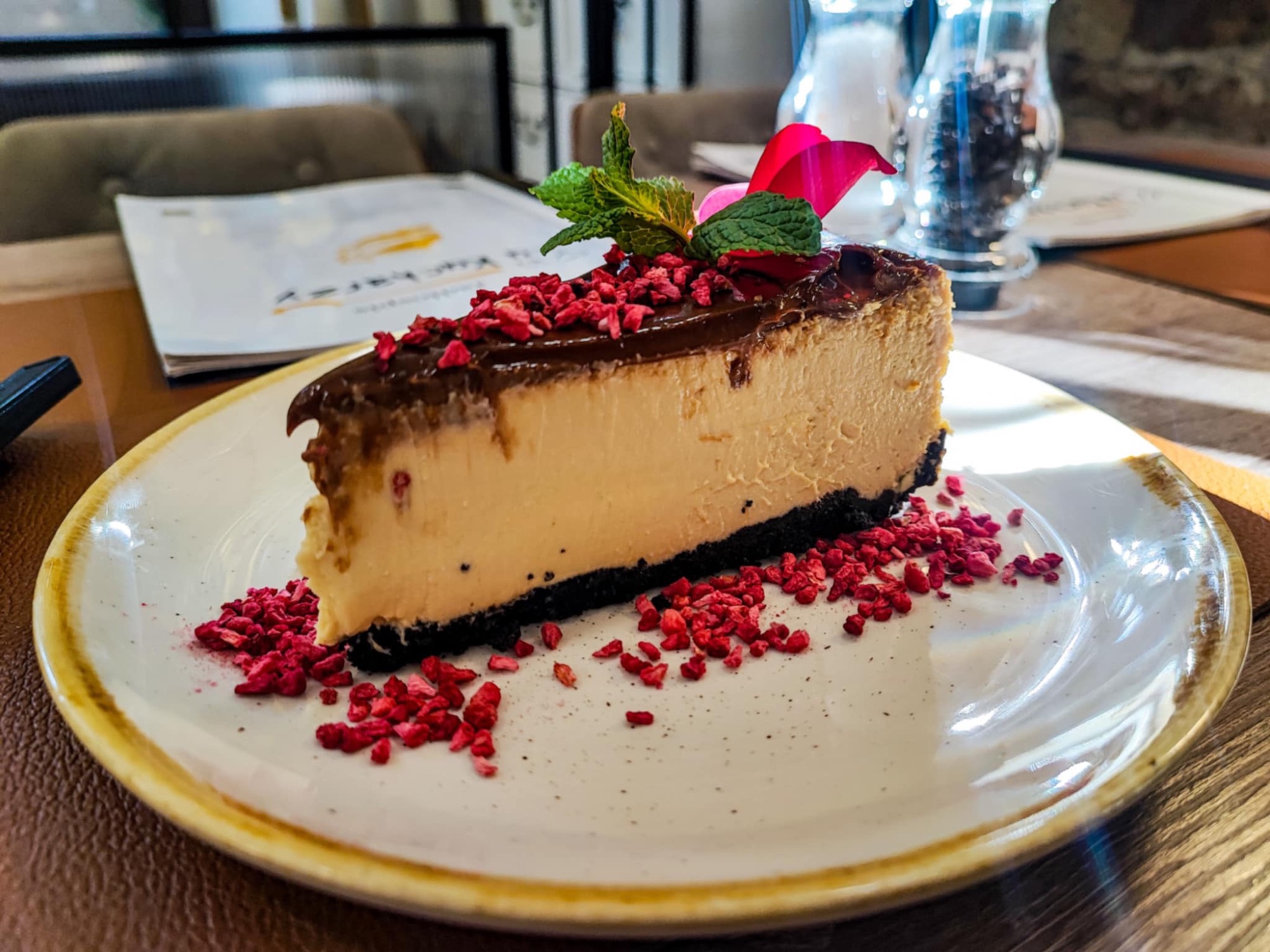 Sernik kajmakowy na ciemnym spodzie z polewą orzechowo- czekoladową