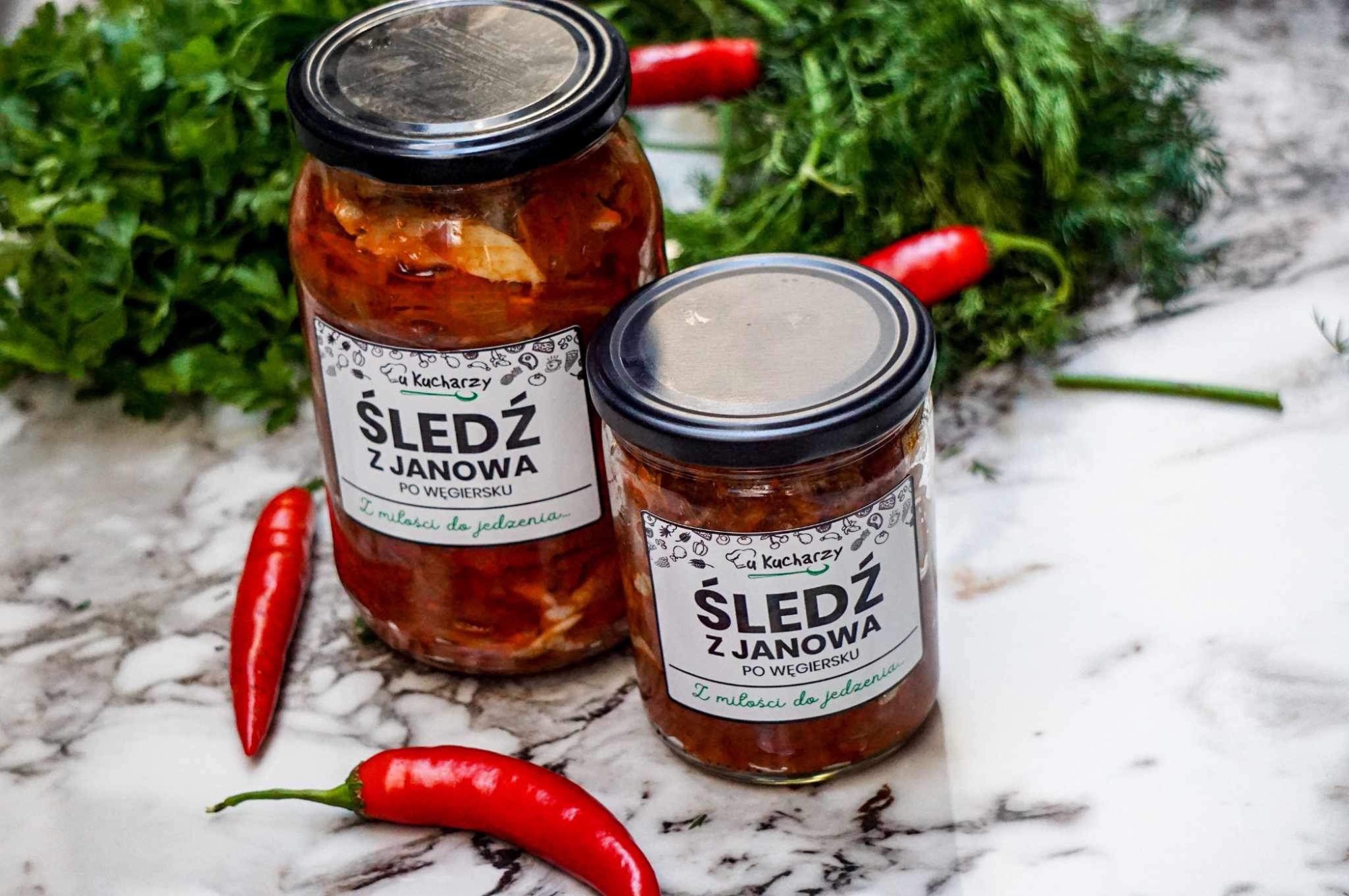Śledź z Janowa po Węgiersku z ogórkiem i papryką – 900 ml (słoik)