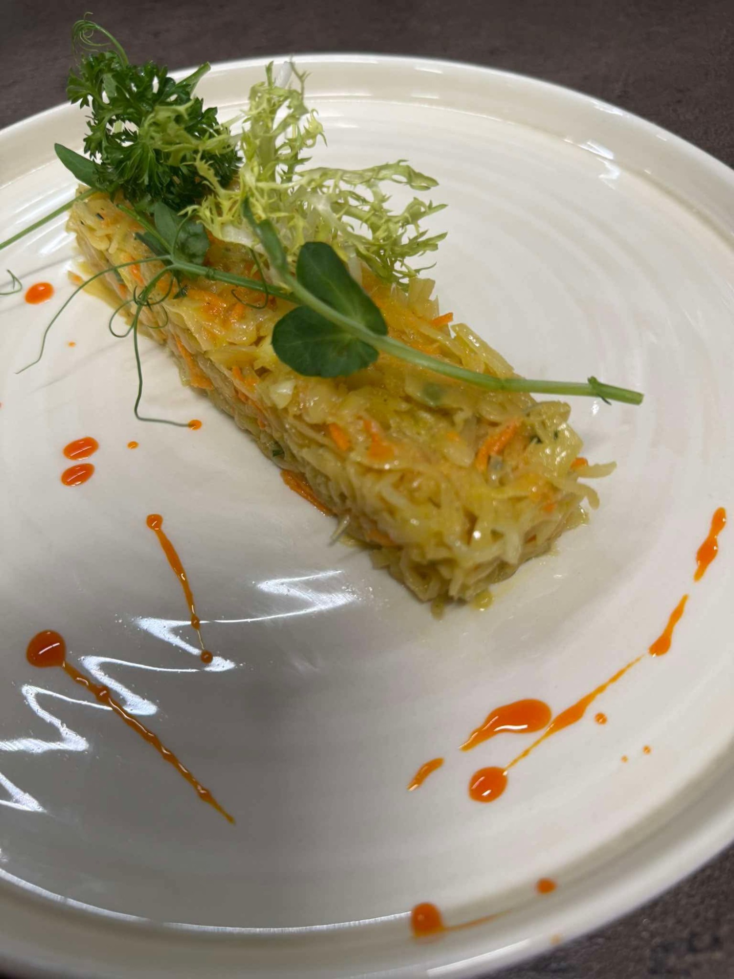 Surówka z kapusty kiszonej z jabłkiem i cebulą