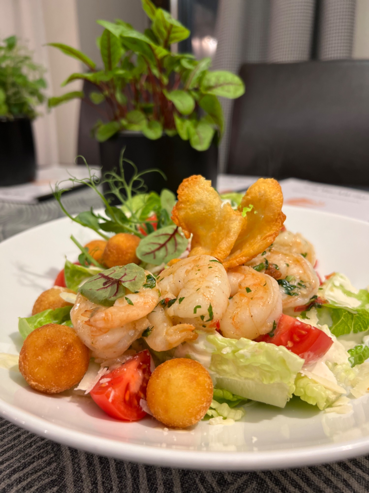 Sałatka rzymska z krewetkami tygrysimi 
