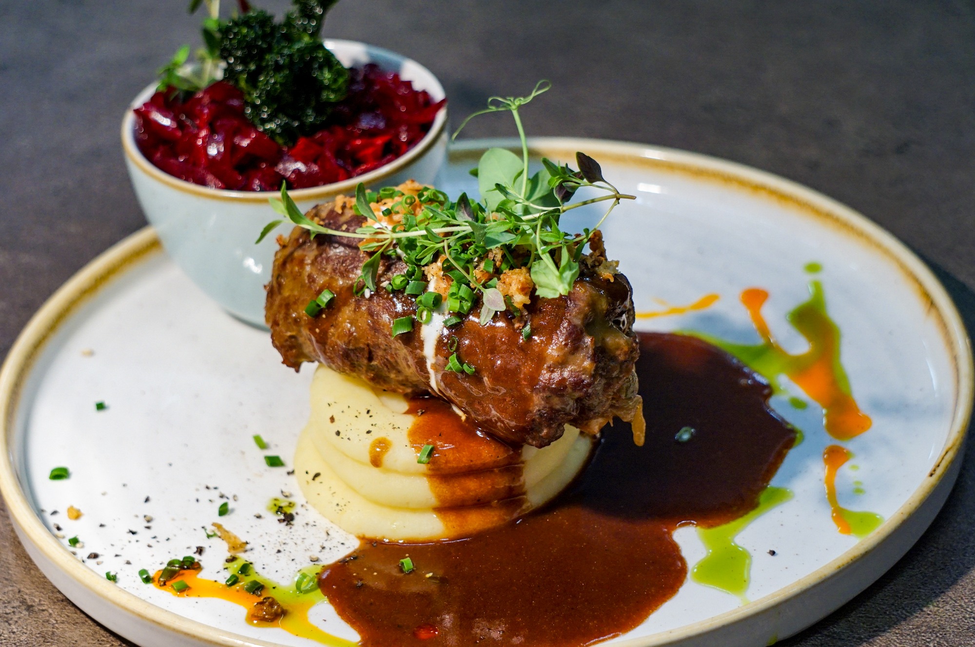 Wołowy zraz staropolski w ciemnym sosie pieczeniowym