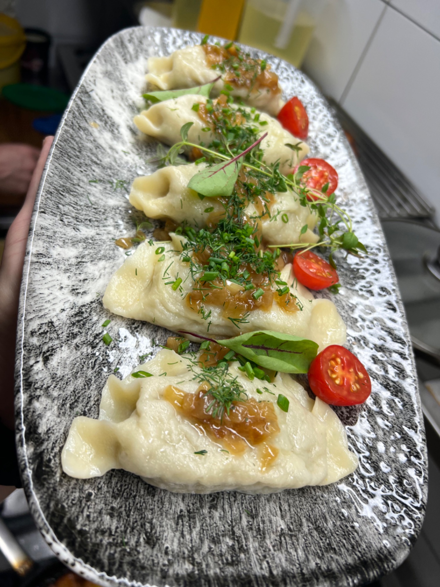 RĘCZNIE LEPIONE PIEROGI Z MIĘSEM I KAPUSTĄ / SZT