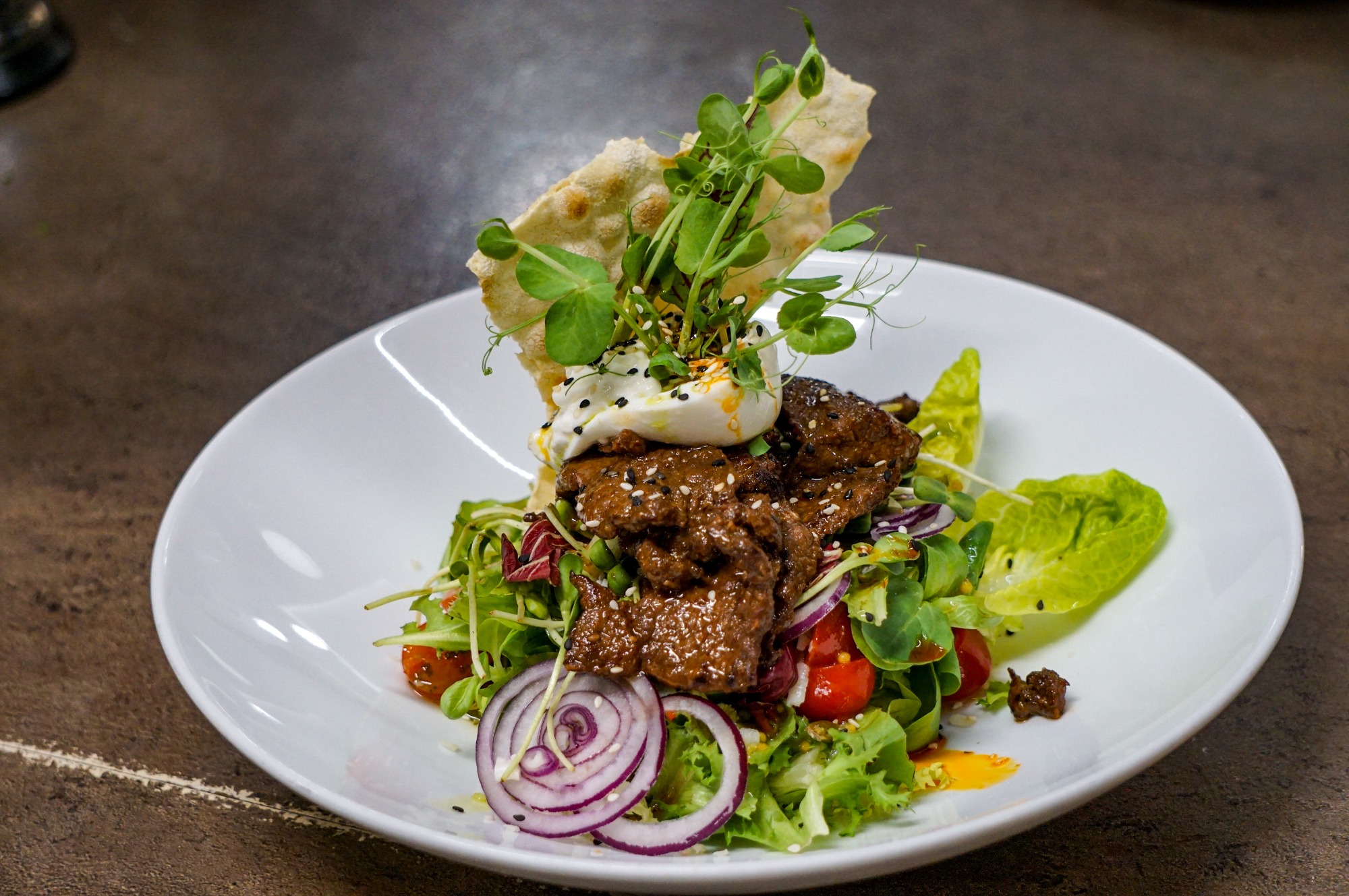 Sałatka z grillowanymi plastrami polędwicy wołowej